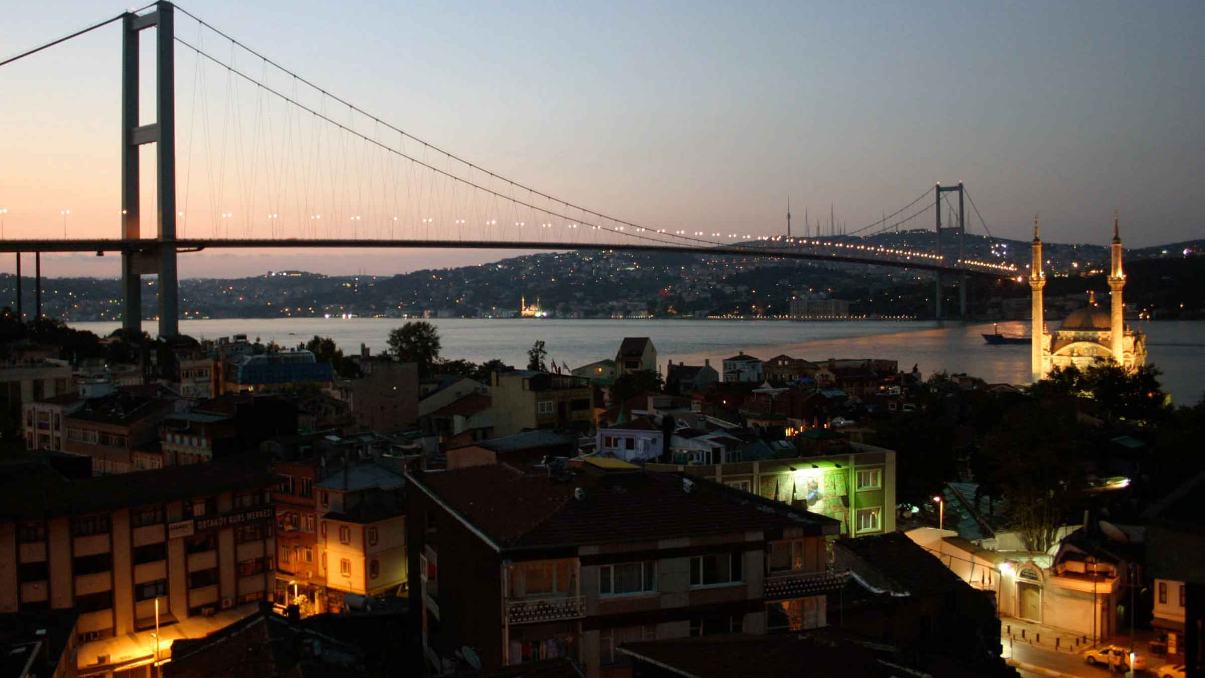 Is Bosphorus cruise better at night or day?